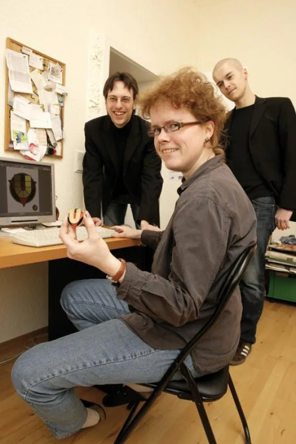 Vom Entwurf zur fertigen Brosche - Frauke Pohlmann und ihre zufriedenen Kunden Arne Schulenberg und Eric Wünsche. © Foto: Daniela Tobias