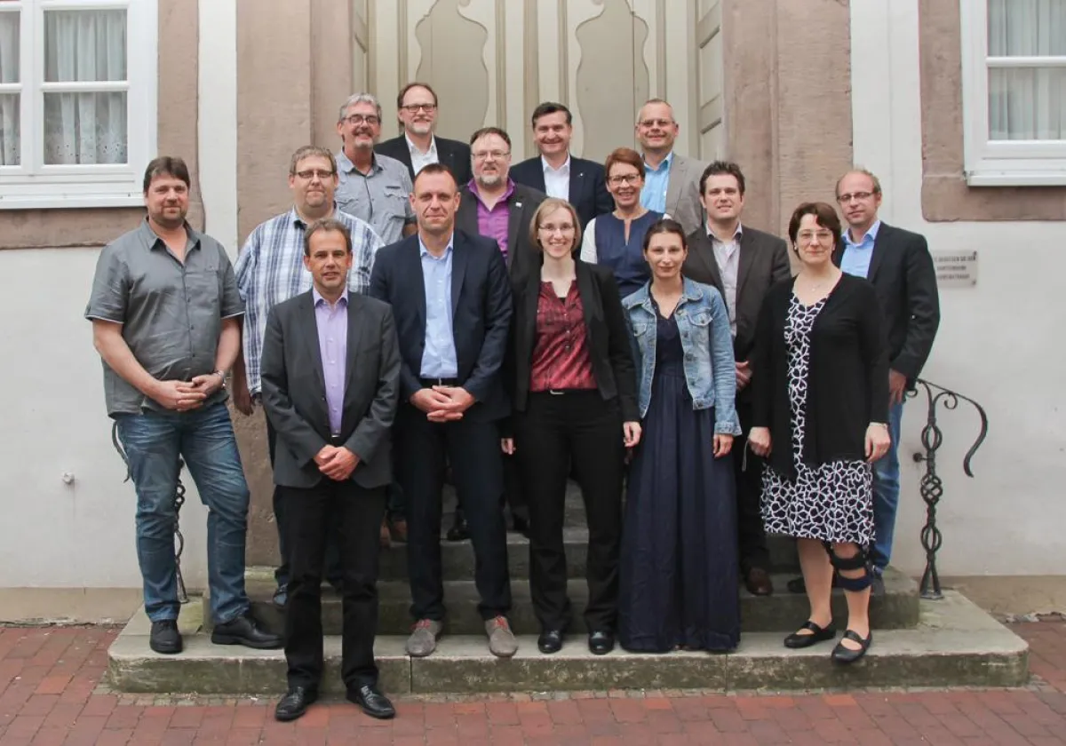 Die Absolventen des Führungskräfteentwicklungsprogramms 2014/2015 der HSW mit Unternehmensvertretern