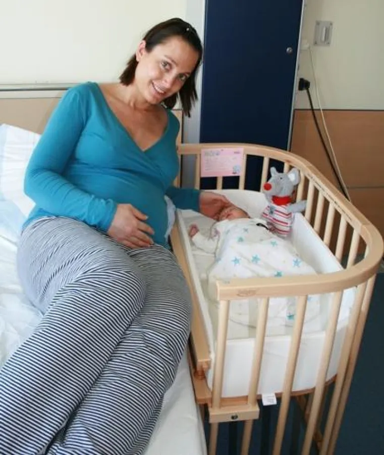 Nike Johanna Jug und Mutter Judith Jug freuen sich, dass sie mit dem neuen Patientenbettchen stets nah und sicher beieinander sein können.