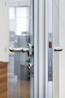 Bild: Rahmenlos flächenbündige Structural-Glazing-Tür