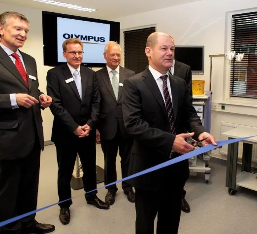 Bild: Olaf Scholz eröffnet neues medizinisches Schulungszentrum von Olympus