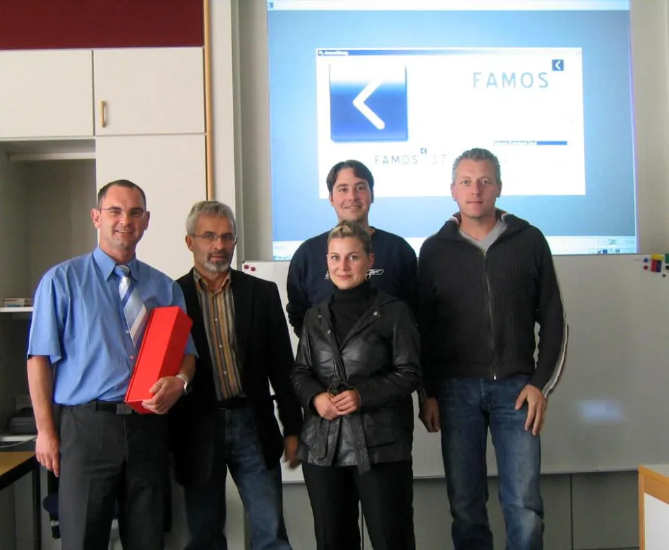 Keßler-Solutions-Schulungsleiter Uwe Schmidt (links) und Oberstudienrat Siegfried Radke, Leiter der Fachschule für Bautechnik Schwäbisch Hall (2.v.l.) beim Workshop zur Einführung von FAMOS.