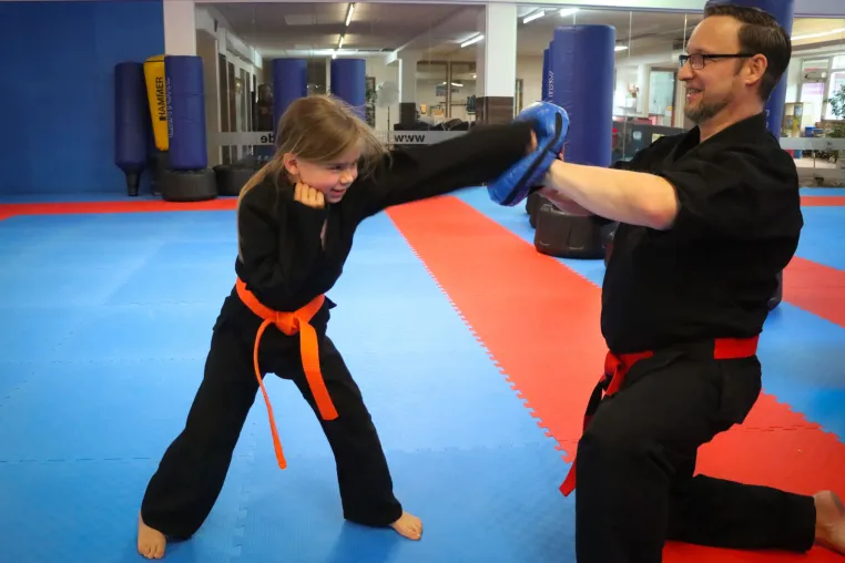 Bild: Kinder fürs Leben stärken – Weltmeister eröffnet Karate Fachsportschule in Wülfrath“