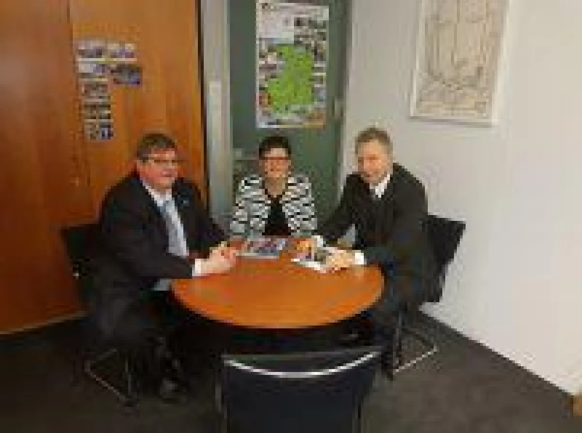 Foto: v.l.n.r.: Prof. Dr. Ralph Dreher (IPW), Saskia Esken (MdB), Heinz Leymann (IfKom)