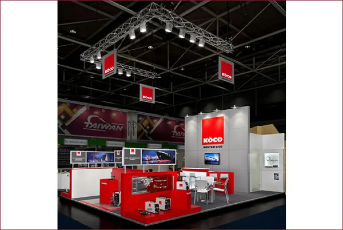 Köco, 4 m hohe ISIDesign-Rückwand mit Logo