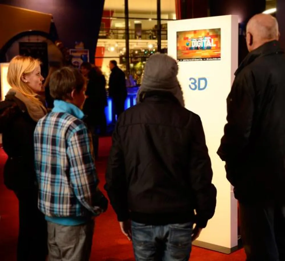 Faszinierte Messebesucher vor einem UNITED ENTERTAIN 3D-Display