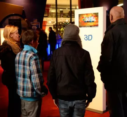 Bild: CeBIT-Premiere - UNITED ENTERTAIN präsentiert erstes 3DSystem für digitale Aussenwerbung ohne Brille