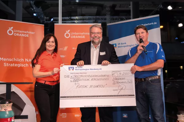 Die Großen kickern, die Kleinen können wieder rutschen Bild: Die Großen kickern, die Kleinen können wieder rutschen