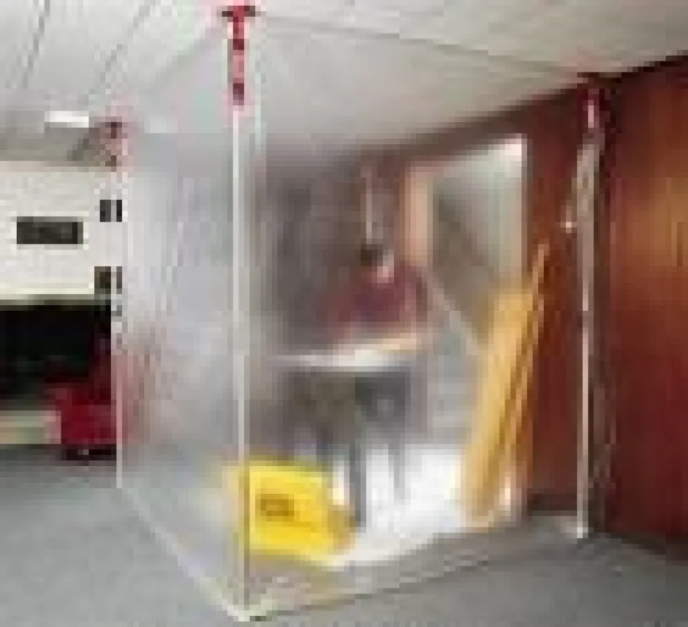 Die Staubschutzwand kann als Raumteiler aber auch in U-Form oder L-Form oder als Polygon aufgestellt werden. Alle Winkel sind möglich.