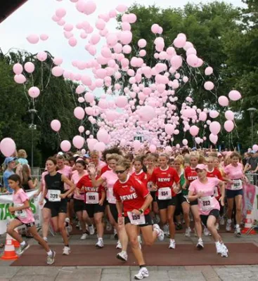 Bild: Frauen kriegen fünf Tonnen Obst. REWE übernimmt gesunde Zielverpflegung beim Women’s Run in Köln 2010
