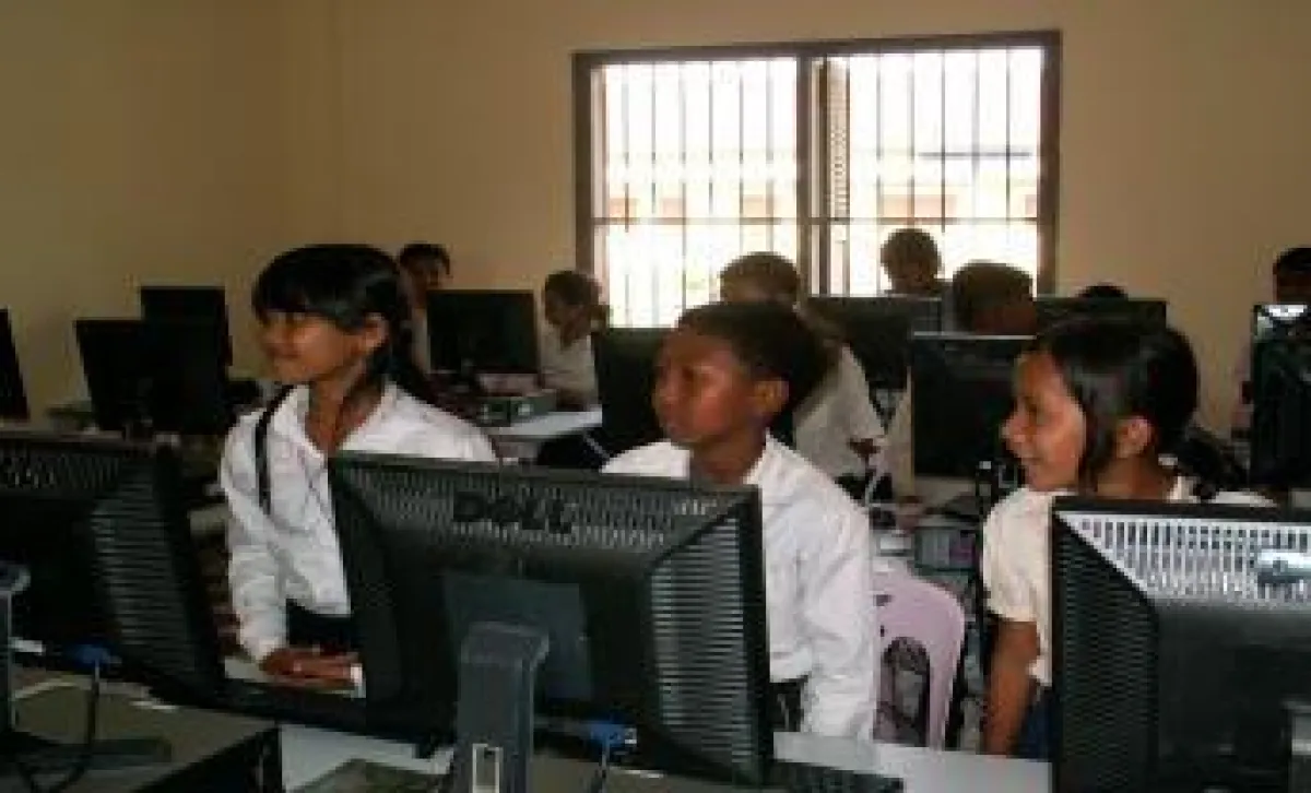 Das neu ausgestattete Computerkabinett im Friedenshaus und freudestrahlende Kinderaugen. (Foto: MM)