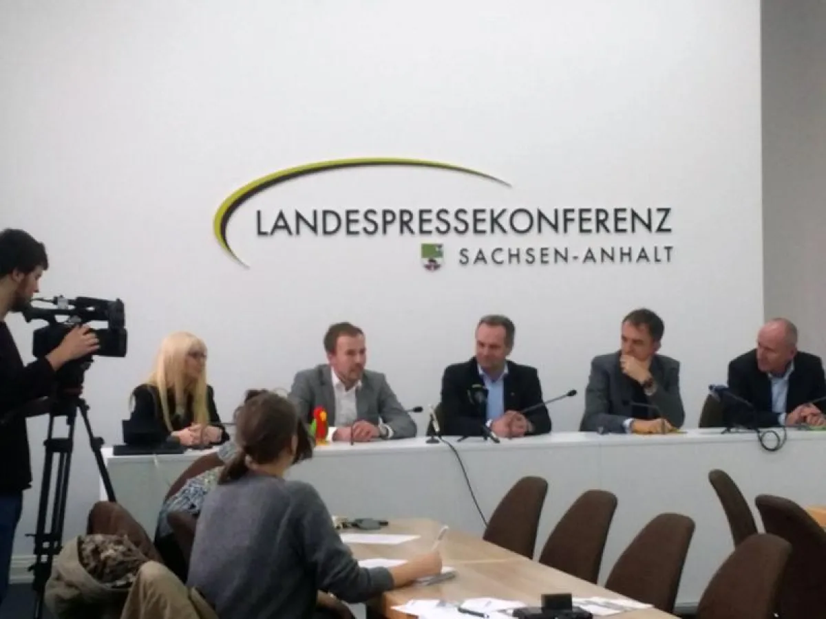 Sebasian Friedrich (2.v.l.) zu Gast bei Bildungsminister Marco Tuller im Landtag Sachsen-Anhalt.