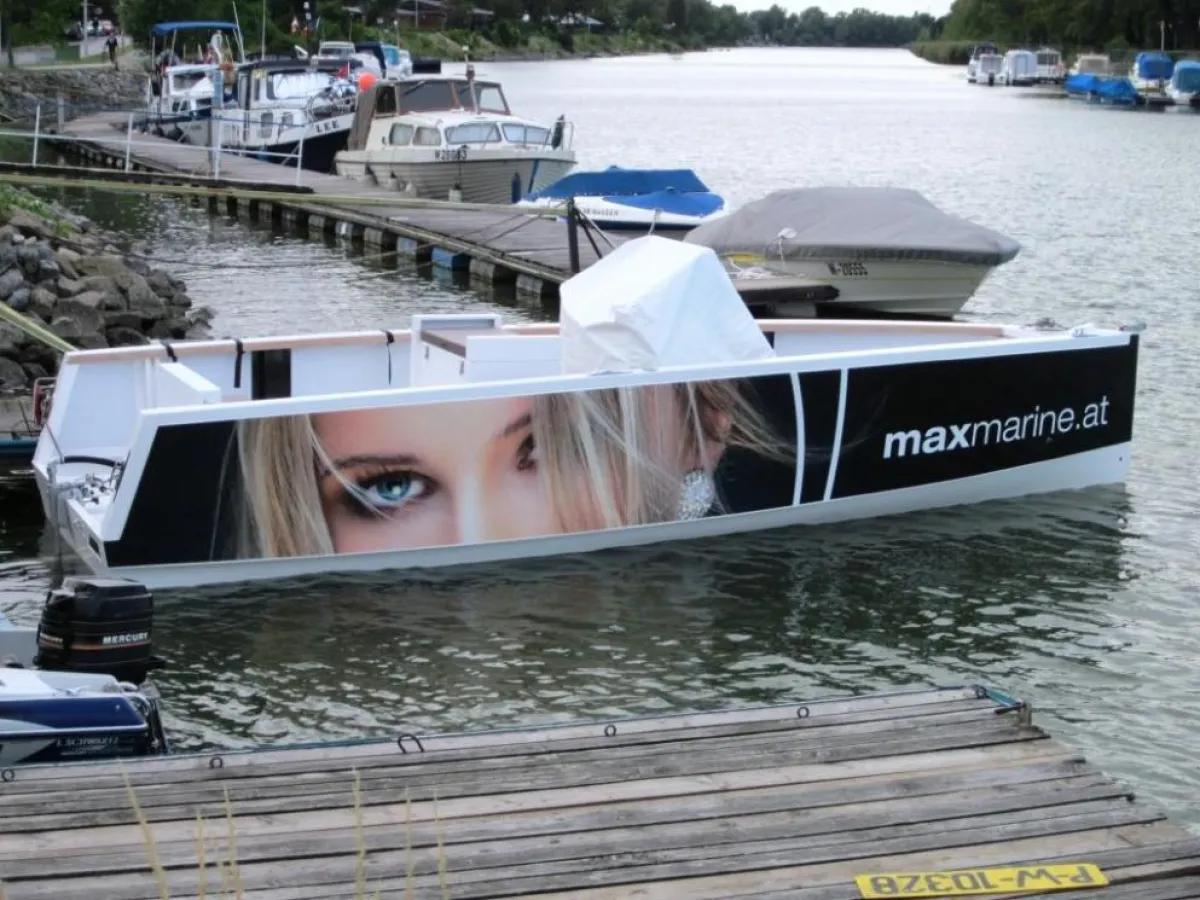 Folie statt Lack fürs Boot: Individuelles Design oder spezielle Farbe jetzt ganz einfach mit einer Folierung möglich.