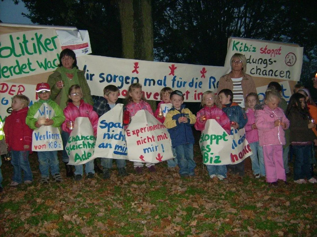 Mit Plakaten machten die Kinder, Eltern und Mitarbeiter der KiTa