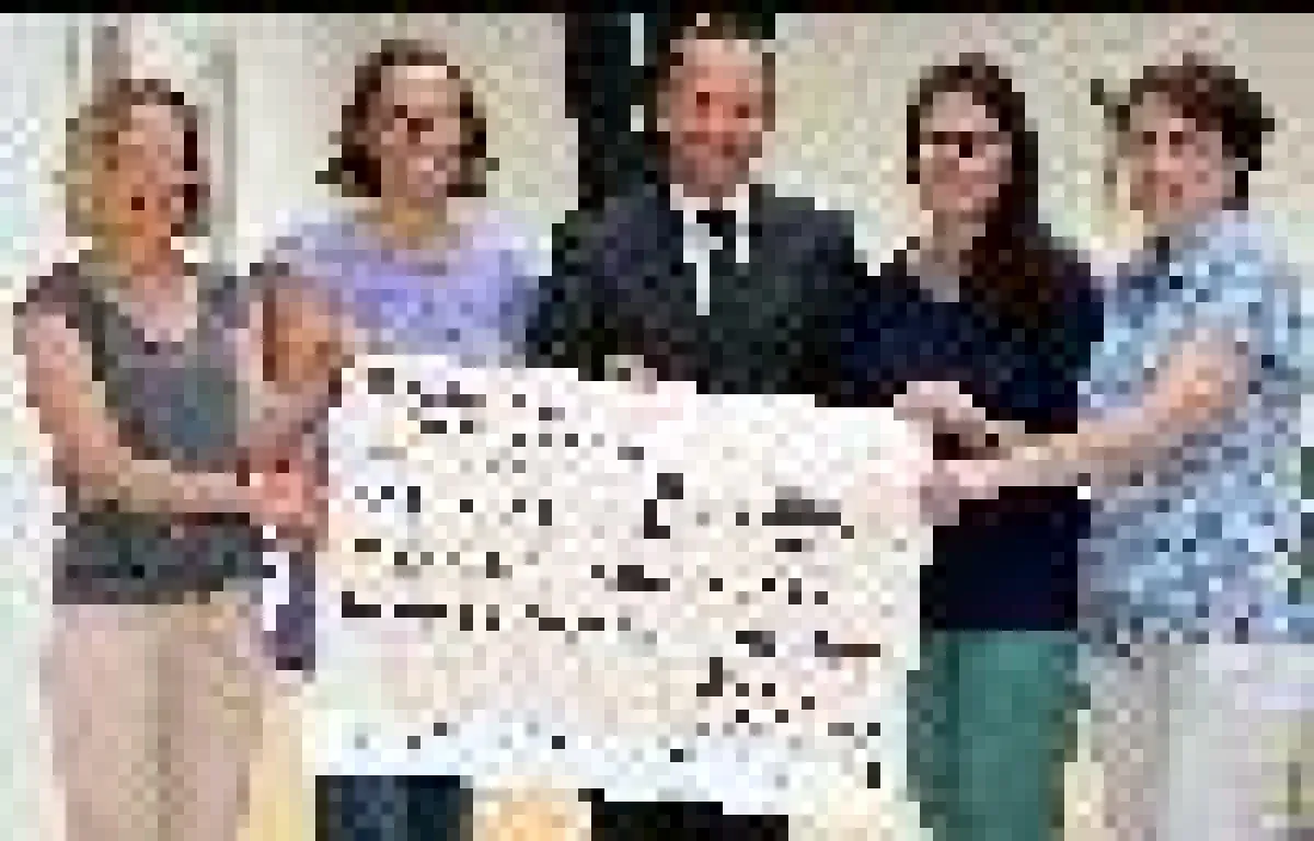 Oliver Kolb überreichte den Scheck der Stiftung Kreissparkasse über 4.000 Euro.