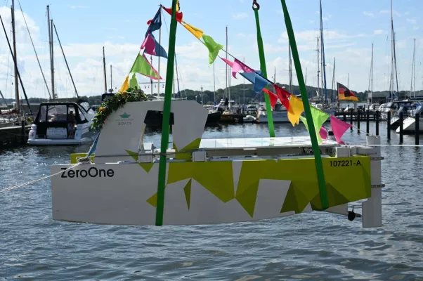 Bild: Prototyp für emissionsfreie Schleiboote im Schleswiger Hafen getauft
