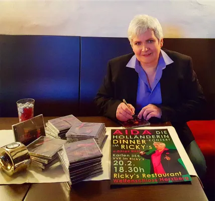 Spontane Autogrammstunde mit der holländischen Tenorsängerin Aida Bild: Spontane Autogrammstunde mit der holländischen Tenorsängerin Aida