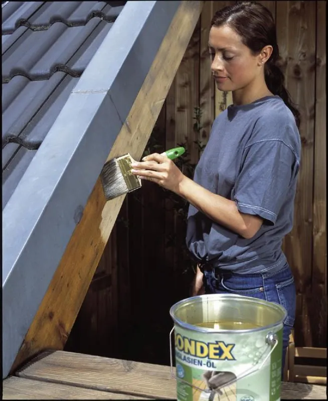 Bondex Holzpflegeöle mit Nanoforce-Wasser-Stop machen den Balkon winterfest.