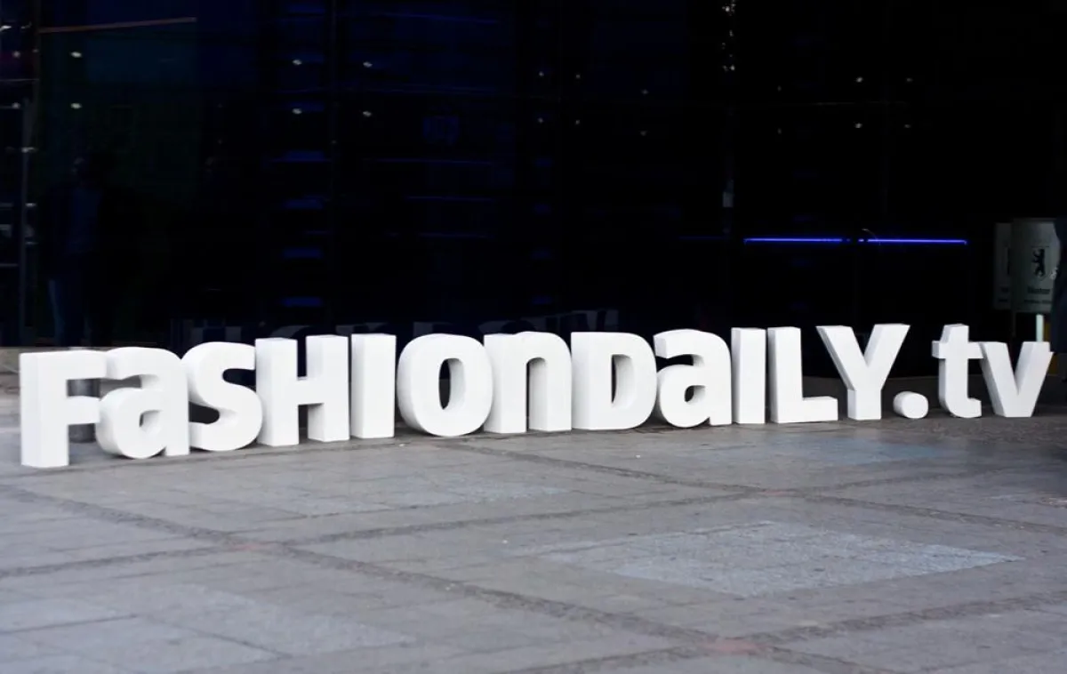 Das FashionDaily.TV-Logo zierte den Eingang des BIKINI Showrooms beim Relaunch