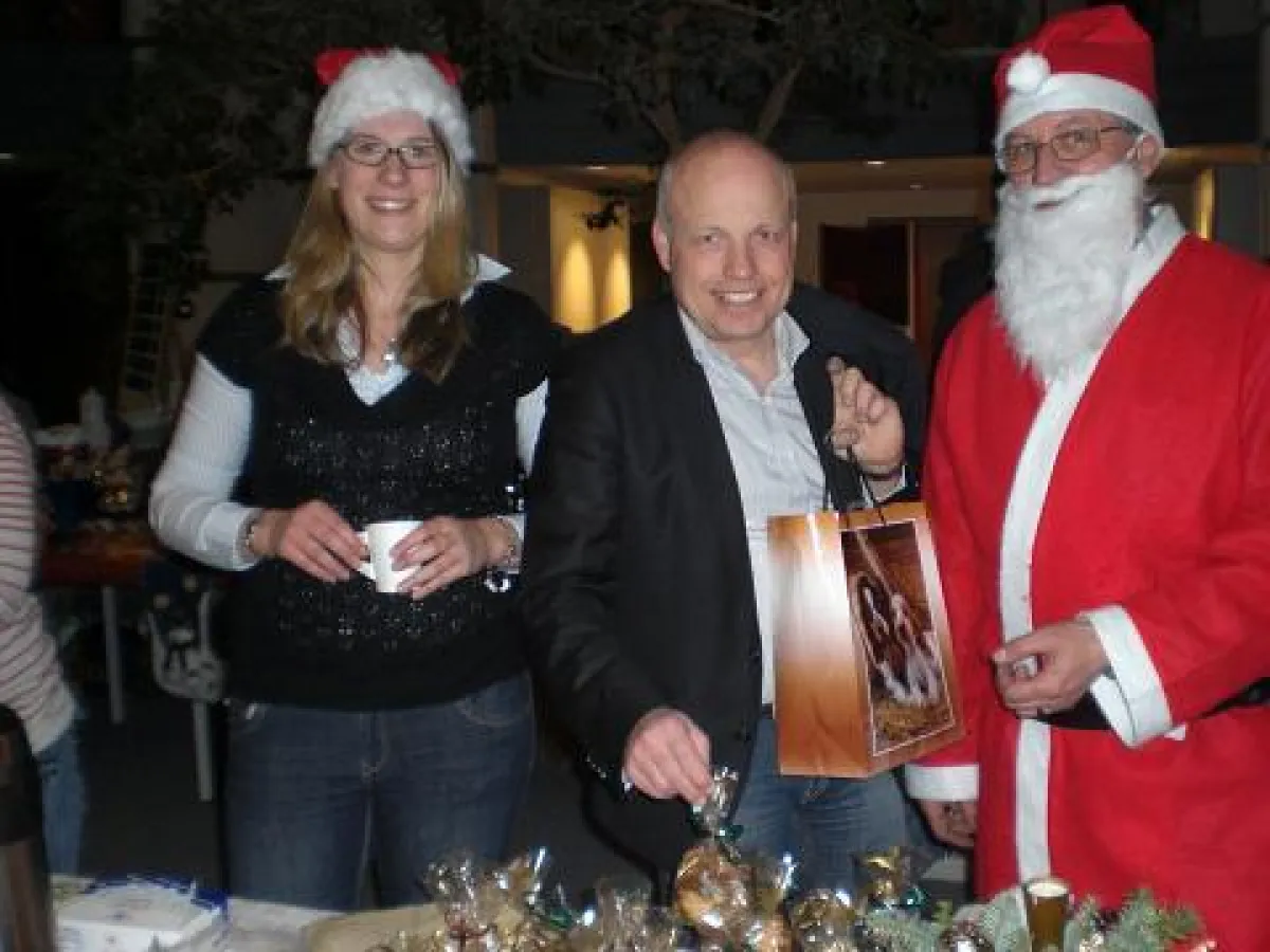 Weisenaus Ortsvorsteher Ralf Kehrein mit Daniela Gehrke (FAW) und dem Weihnachtsmann