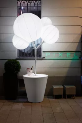 Tree of Light - hochhinaus entwickelt neuen beleuchteten Stehtisch Bild: Tree of Light - hochhinaus entwickelt neuen beleuchteten Stehtisch