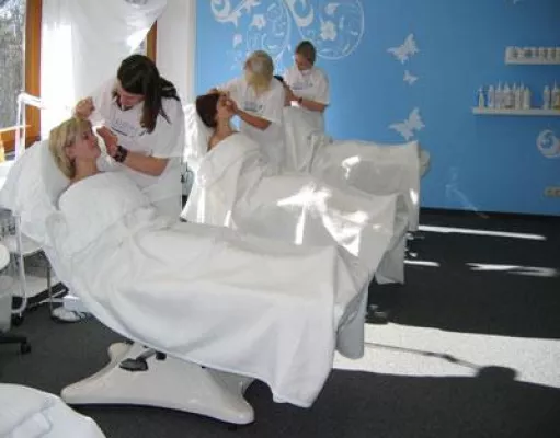 Neue Wellnesskurse bei der Kosmetikschule Akademie für Kosmetik und Wellness Bild: Neue Wellnesskurse bei der Kosmetikschule Akademie für Kosmetik und Wellness