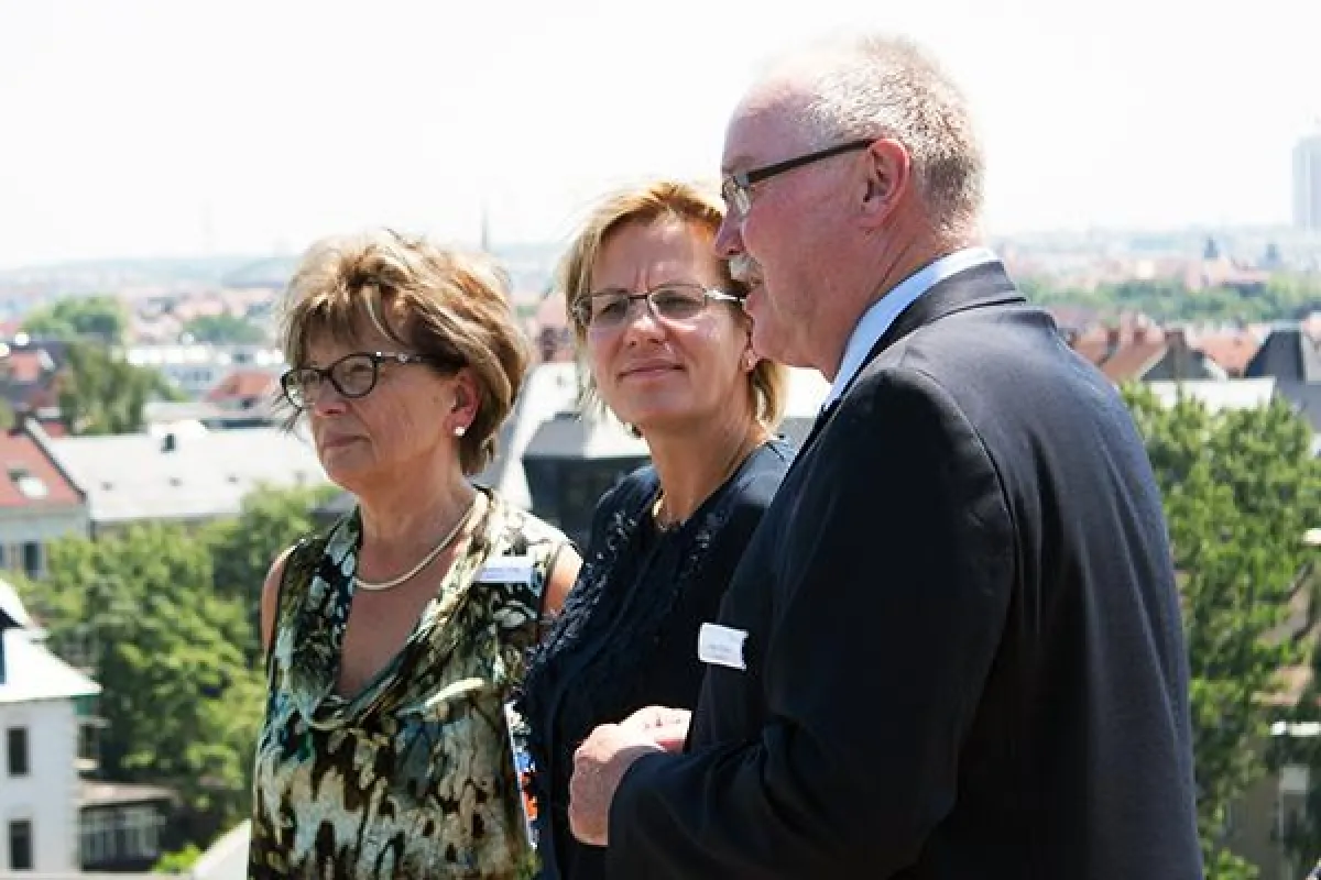 Dr. Eveline Uhlig, Staatsministerin Barbara Klepsch und Geschäftsführer Alois Fischer über den Däche
