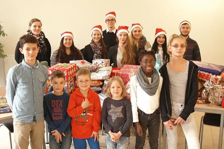 Bild: uniVersa-Azubis organisierten Wunschbaumaktion: 74 Weihnachtswünsche von Kindern gingen in Erfüllung
