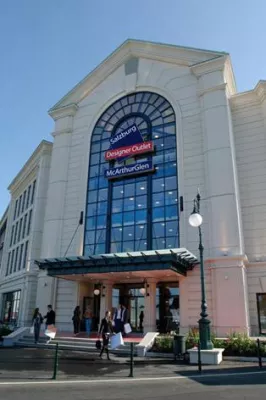 Bild: Designer Outlet Salzburg schenkt sich Hugo Boss zum ersten Geburtstag