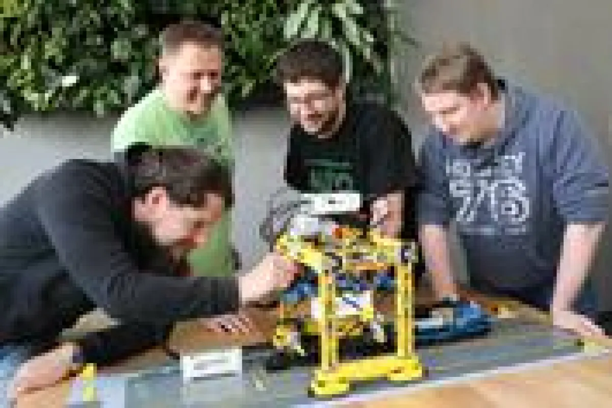 Contargo_Kran_1: v.l.n.r.: Peter Bolch, Contargo und Michael Herbold, Ben Antony, Patrik Kessler, Sy