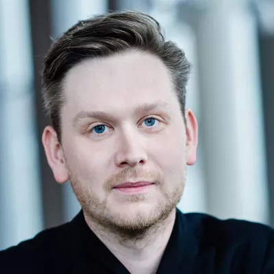Bild: Jonathan Bloxham dirigiert Die Deutsche Kammerphilharmonie Bremen