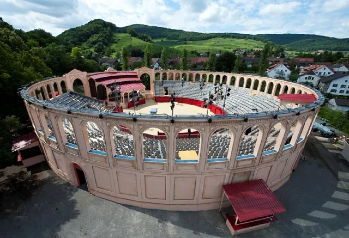 Die Stierkampfarena der Oper Schenkenberg für Bizets CARMEN (Foto Ingo Höhn)