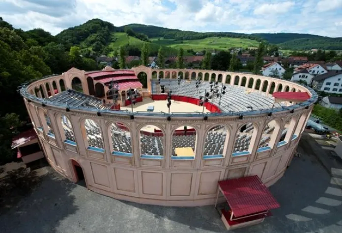 Bild: Oper Schenkenberg: Stierkampfarena für CARMEN steht