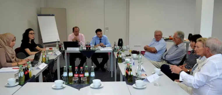 Gruppengespräche zum Thema Lebensmitteleinkauf mit Senioren auf dem Campus Bild: Gruppengespräche zum Thema Lebensmitteleinkauf mit Senioren auf dem Campus