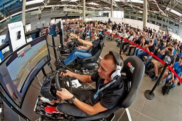 SimRacing Expo: Stars der Szene fahren um den Titel Bild: SimRacing Expo: Stars der Szene fahren um den Titel