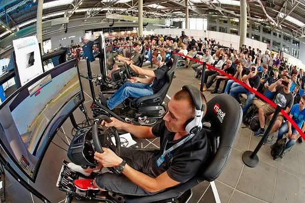 Bild: SimRacing Expo: Stars der Szene fahren um den Titel