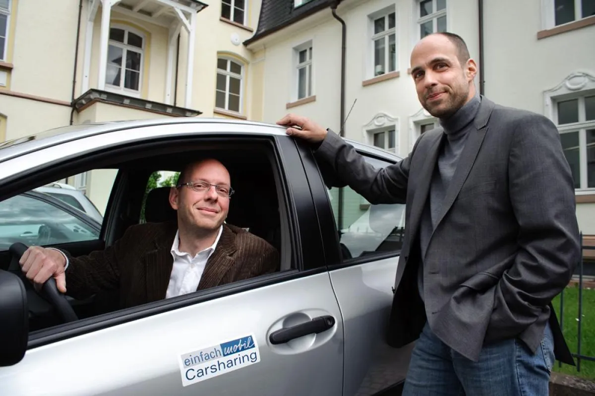 einfach mobil Carsharing: Geschäftsführer Thomas Großnann (l.) und Tim Pfleiderer mit einem ihrer Fahrzeuge.