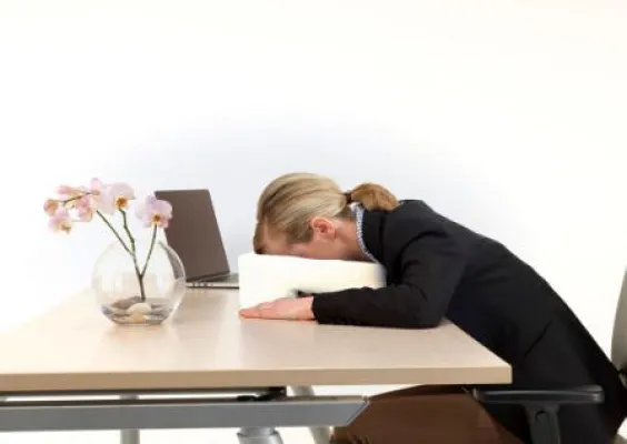 Bild: Neu entwickeltes Kurzschlaf-Kissen macht Büro-Powernap komfortabler