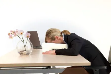 Neu entwickeltes Kurzschlaf-Kissen macht Büro-Powernap komfortabler Bild: Neu entwickeltes Kurzschlaf-Kissen macht Büro-Powernap komfortabler
