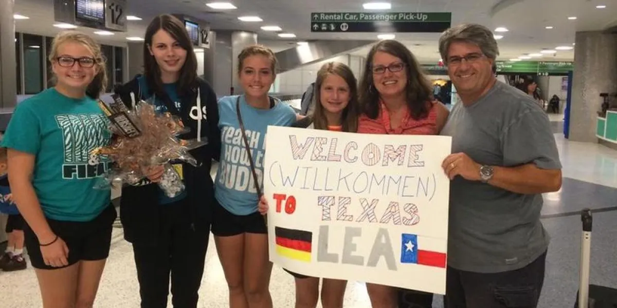 Die Gastfamilie begrüßt ihre neue Austauschschülerin (Foto. Dt. Stiftung Völkerverständigung)