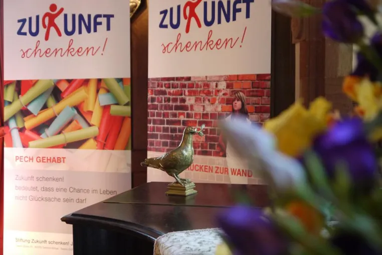 Bild: Friedenstaube "Rabanus Maurus" würdigt Engagement für Kinder