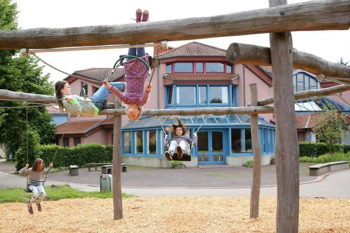 Waldorfschülerinnen vor einem Schulgebäude (Copyright: Bund der Freien Waldorfschulen)