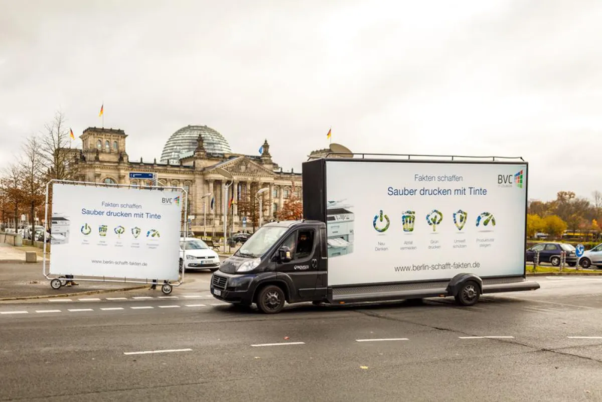 Truck und Banner sind im Regierungsviertel für die gute Sache unterwegs.
