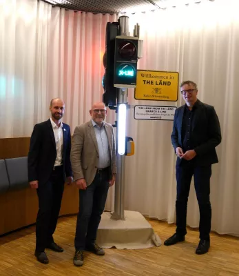 Bild: Verkehrsminister Winfried Hermann besucht Verkehrstechnikspezialist SWARCO