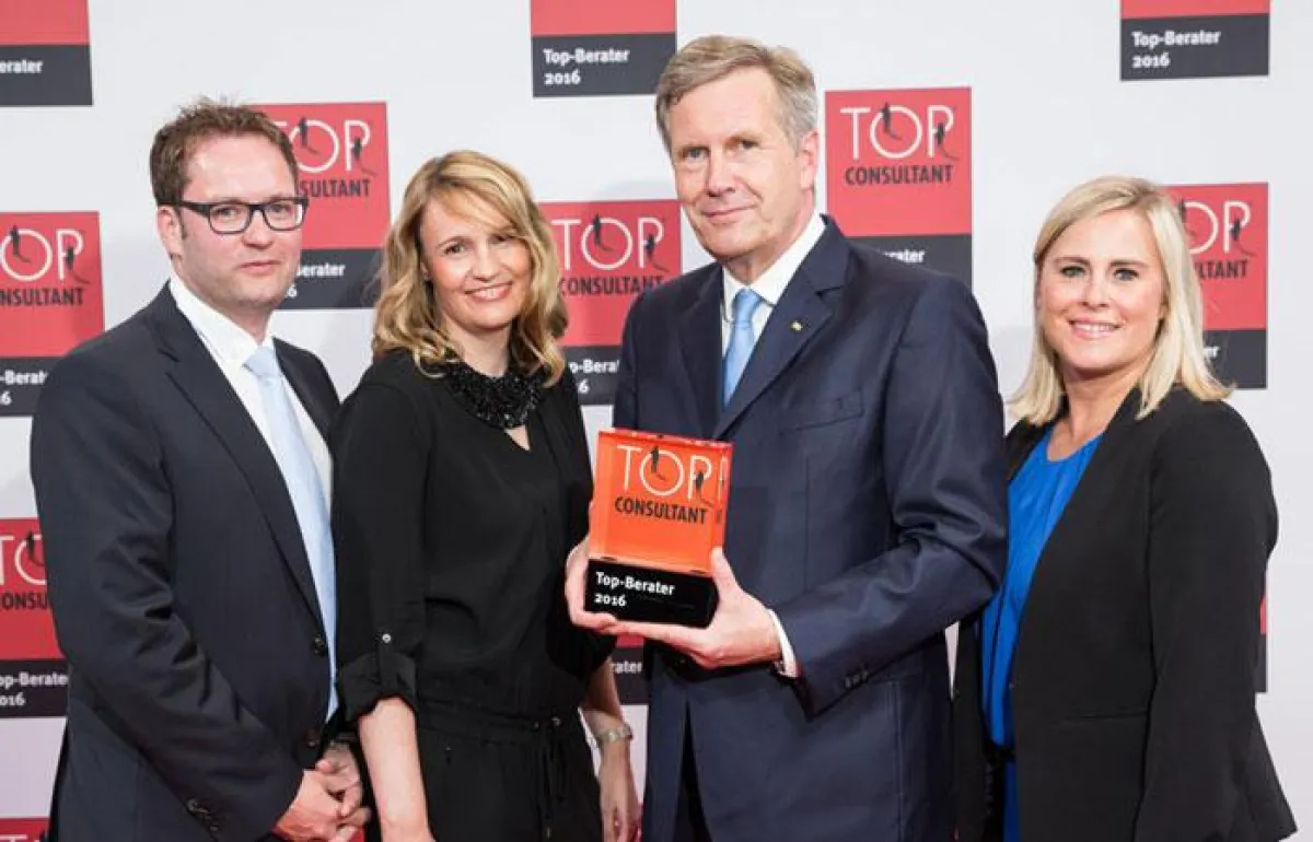 Bei der Preisübergabe: Das Baumann&Cie. Team mit Ministerpräsident a.D. Christian Wulff.