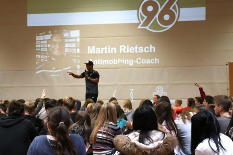 Hannover 96 unterstützt Projekt mit 500 Schülern gegen Mobbing Bild: Hannover 96 unterstützt Projekt mit 500 Schülern gegen Mobbing