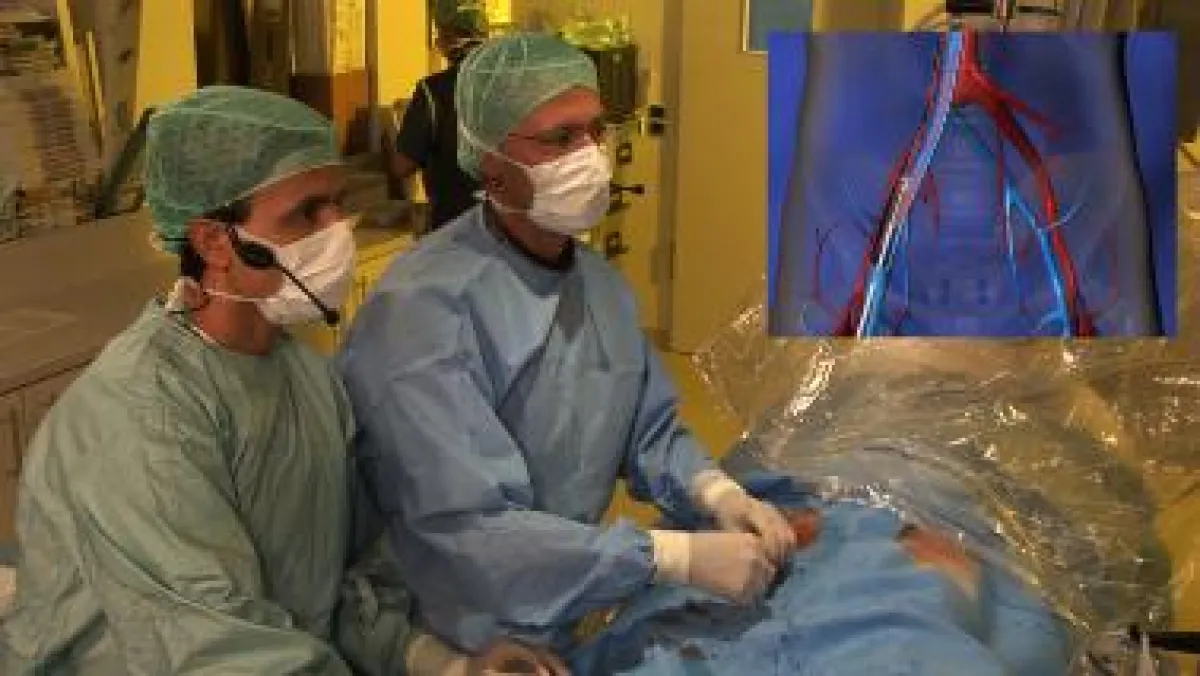 Die erfahrenen Kardiologen Dr. Jay Yadav MD (links) und Prof. Dr. med. Horst Sievert führen über einen Katheter von der Leiste des Patienten den \