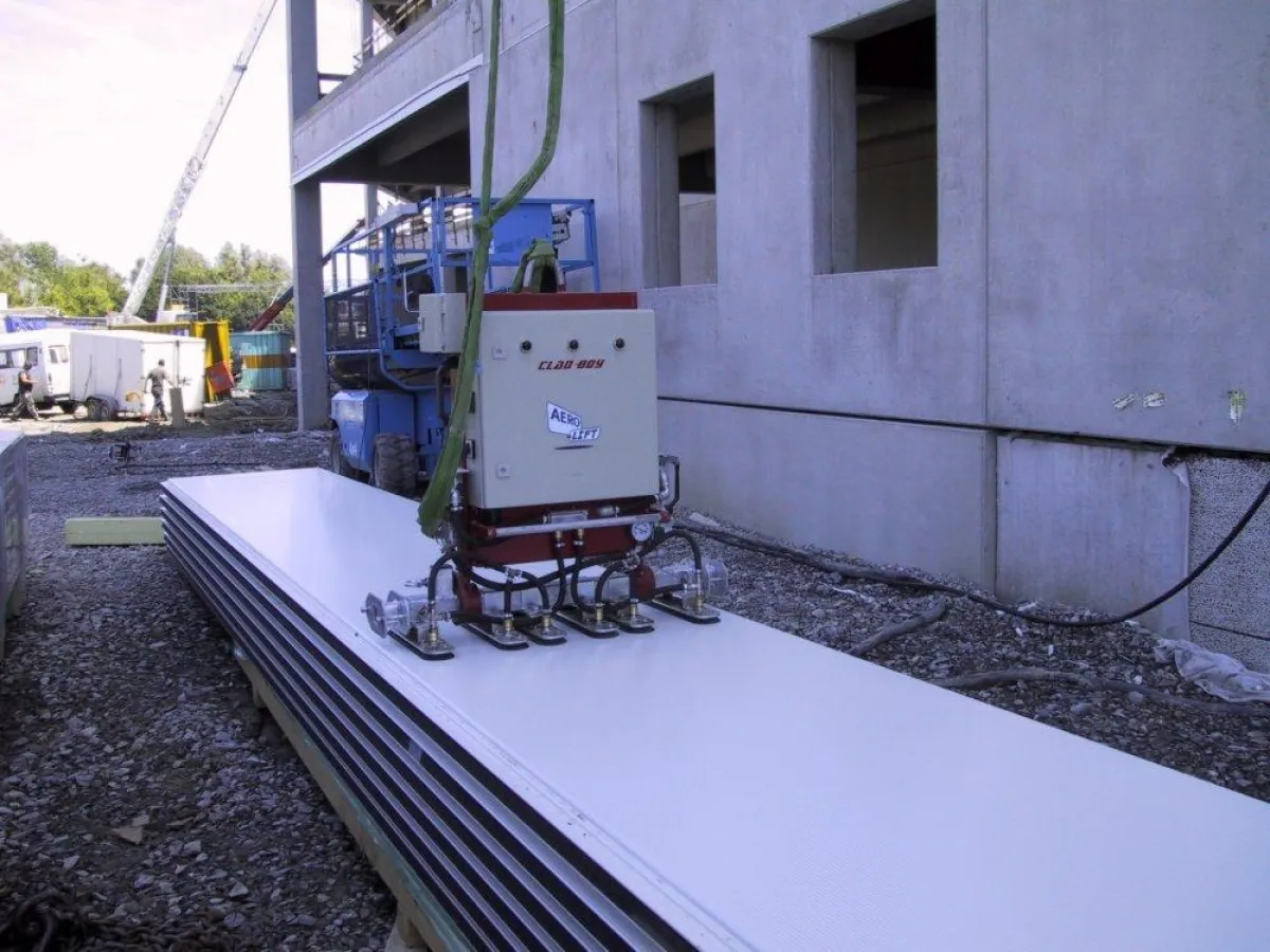 Der CLAD-BOY von AERO-LIFT ist ein netzunabhängiges, vakuumbetriebenes Hebegerät zum Verlegen von Sandwichelementen. (www.aero-lift.de)