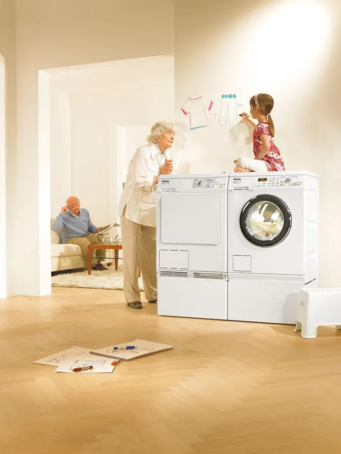 Wer auf energieeffiziente Modelle mit Warmwasser-Nutzung achtet, kann beim Waschen viel Strom sparen. Foto: Miele