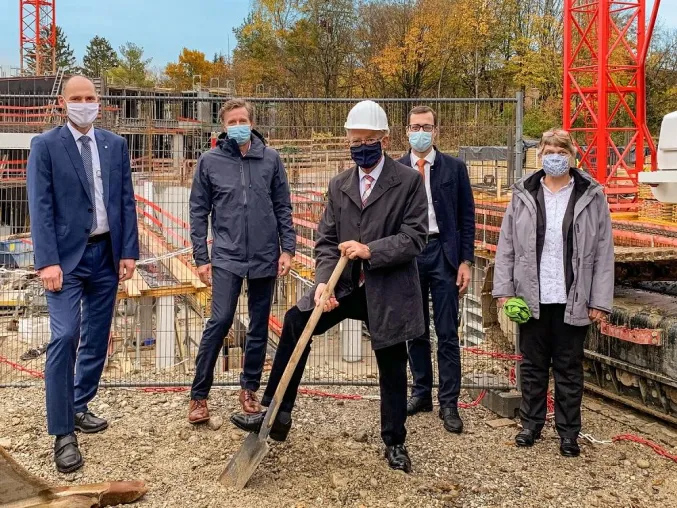 Bild: Immer an der Seite der Patienten -Besuch des Bezirkstagspräsidenten Josef Mederer im kbo-Kinderzentrum München
